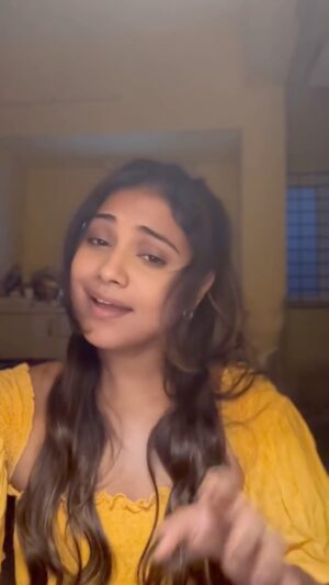 Jovita Livingston Jones Instagram - POV :  It’s 2011, You come back home from school and turn on Sun music 🥺❤️ Jus felt like singing this one ❤️ #myvoice #karaokesinging #solpechu 

#reels #trending #tamilsongcovers #music #reelsinstagram #covers #tamil #tamilmusic #kollywood #yuvanshankarraja #shreyaghosal #2khits #trendingreels #coversongs #karaokesinging #myvoice #jovitalivingston