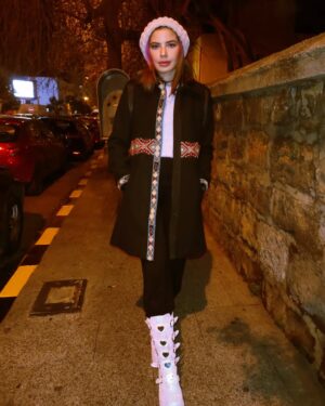 Jowy Khoury Instagram - بحلم بدنية سلام 

دنية ما فيها حروبات ما فيها جوع ما فيها فقر 

بحلم بدنية سلام

دنية ما فيها مصالح ما فيها سياسة ما فيها محسوبيات

بحلم بدنية سلام 

دنية وين فينا نزرع  وناكل من خيراتنا 

بحلم بدنية سلام

دنية إلفة وين الإنسان بعدو بحب خيو الإنسان

بحلم بدنية سلام 

دنية عدل ما فيها ظلم ما فيها وجع 

بحلم ببكرا ، يا ريت بكرا افضل 

مش باقي غير الحلم 🥀