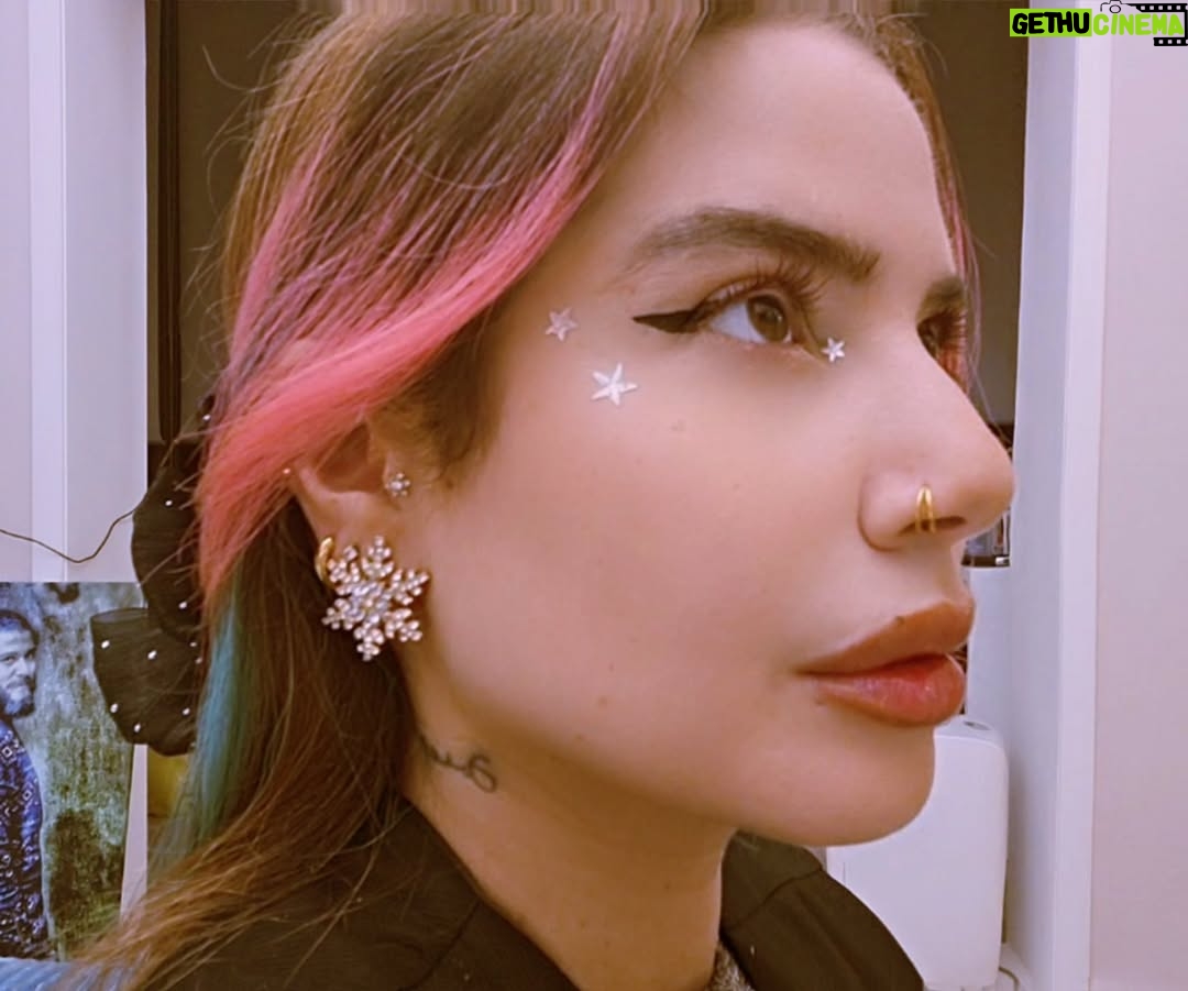 Jowy Khoury - 11K Likes - عام جديد، وفرصة جديدة في دروب الحياة،
كل شيء كما هو، ومع ذلك كل شيء يبدو مختلفًا.
أنا ممتنة لكل النعم التي تحيط بي. رؤية الشمس كل يوم هي معجزة نغفل عن شكر الله عليها.
أدعو السلام والمحبة لكل قلب،
فلنحيَ حياتنا كما لو كانت لحظة واحدة، ولنجعلها تَعدّ.
