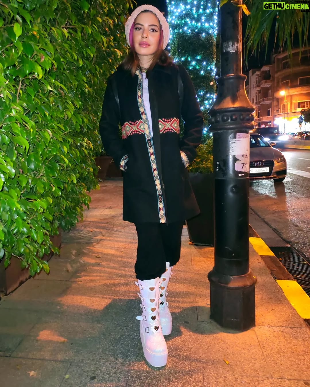 Jowy Khoury - 8.3K Likes - بحلم بدنية سلام
دنية ما فيها حروبات ما فيها جوع ما فيها فقر
بحلم بدنية سلام
دنية ما فيها مصالح ما فيها سياسة ما فيها محسوبيات
بحلم بدنية سلام
دنية وين فينا نزرع وناكل من خيراتنا
بحلم بدنية سلام
دنية إلفة وين الإنسان بعدو بحب خيو الإنسان
بحلم بدنية سلام
دنية عدل ما فيها ظلم ما فيها وجع
بحلم ببكرا ، يا ريت بكرا افضل
مش باقي غير الحلم 🥀