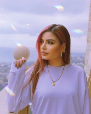 Jowy Khoury Instagram - They say beauty is in the eye of the beholder, but I say it's in the eyeshadow palette.😅
#dontbefooled #itsjustalotofmakeup and #goodcontouring