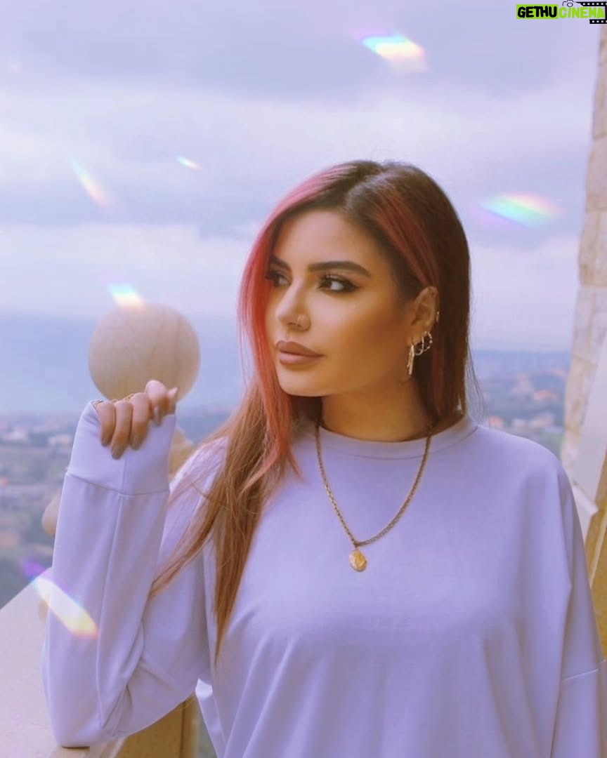 Jowy Khoury - 7.5K Likes - They say beauty is in the eye of the beholder, but I say it's in the eyeshadow palette.😅
#dontbefooled #itsjustalotofmakeup and #goodcontouring