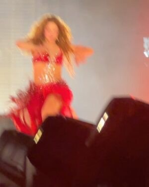 Juanita Arias Instagram - ESTE CONCIERTO MERECE UN POST QUE QUEDÉ AQUÍ POR SIEMPRE ! 
1: @shakira Una DIOSA bailando como NADIE 🇨🇴💃🏼
2: Pies Descalzos ;Me Acuerda mi niñez 🥹
3: Ese Pelo, con esas Caderas son Insuperables.
4: SHAKI - orgullosamente LATINA 
5: HIPS DONT LIE - Nos falta pero ahí vamos 🤣💃🏼
6: Cuando salí en la pantalla como su super Fan 😂
7: También se pasa rico soltera 😎
8: Fact: Las Mujeres somos las de la Intuición 
9: La Caída no es el final, es el comienzo de un vuelo más alto
10: Fact: La verdad Esq también lloro una vez al mes
11: The GIRLS 👯‍♀️
12: INEVITABLE no cantar esta canción a todo Pulmón 
13: JAMÁS : Renunciar a tu espíritu salvaje 🐅