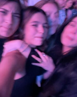 Juanita Arias Instagram - ESTE CONCIERTO MERECE UN POST QUE QUEDÉ AQUÍ POR SIEMPRE ! 
1: @shakira Una DIOSA bailando como NADIE 🇨🇴💃🏼
2: Pies Descalzos ;Me Acuerda mi niñez 🥹
3: Ese Pelo, con esas Caderas son Insuperables.
4: SHAKI - orgullosamente LATINA 
5: HIPS DONT LIE - Nos falta pero ahí vamos 🤣💃🏼
6: Cuando salí en la pantalla como su super Fan 😂
7: También se pasa rico soltera 😎
8: Fact: Las Mujeres somos las de la Intuición 
9: La Caída no es el final, es el comienzo de un vuelo más alto
10: Fact: La verdad Esq también lloro una vez al mes
11: The GIRLS 👯‍♀️
12: INEVITABLE no cantar esta canción a todo Pulmón 
13: JAMÁS : Renunciar a tu espíritu salvaje 🐅