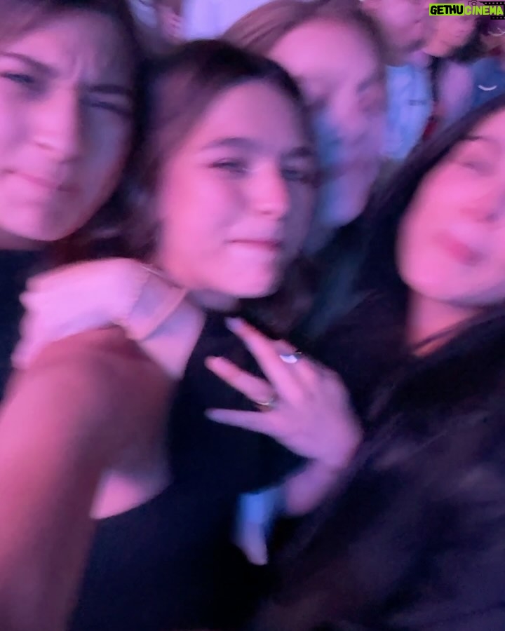 Juanita Arias - 23.4K Likes - ESTE CONCIERTO MERECE UN POST QUE QUEDÉ AQUÍ POR SIEMPRE !
1: @shakira Una DIOSA bailando como NADIE 🇨🇴💃🏼
2: Pies Descalzos ;Me Acuerda mi niñez 🥹
3: Ese Pelo, con esas Caderas son Insuperables.
4: SHAKI - orgullosamente LATINA
5: HIPS DONT LIE - Nos falta pero ahí vamos 🤣💃🏼
6: Cuando salí en la pantalla como su super Fan 😂
7: También se pasa rico soltera 😎
8: Fact: Las Mujeres somos las de la Intuición
9: La Caída no es el final, es el comienzo de un vuelo más alto
10: Fact: La verdad Esq también lloro una vez al mes
11: The GIRLS 👯♀️
12: INEVITABLE no cantar esta canción a todo Pulmón
13: JAMÁS : Renunciar a tu espíritu salvaje 🐅