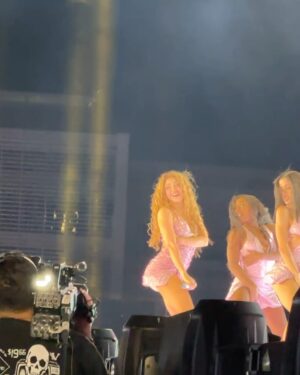 Juanita Arias Instagram - ESTE CONCIERTO MERECE UN POST QUE QUEDÉ AQUÍ POR SIEMPRE ! 
1: @shakira Una DIOSA bailando como NADIE 🇨🇴💃🏼
2: Pies Descalzos ;Me Acuerda mi niñez 🥹
3: Ese Pelo, con esas Caderas son Insuperables.
4: SHAKI - orgullosamente LATINA 
5: HIPS DONT LIE - Nos falta pero ahí vamos 🤣💃🏼
6: Cuando salí en la pantalla como su super Fan 😂
7: También se pasa rico soltera 😎
8: Fact: Las Mujeres somos las de la Intuición 
9: La Caída no es el final, es el comienzo de un vuelo más alto
10: Fact: La verdad Esq también lloro una vez al mes
11: The GIRLS 👯‍♀️
12: INEVITABLE no cantar esta canción a todo Pulmón 
13: JAMÁS : Renunciar a tu espíritu salvaje 🐅