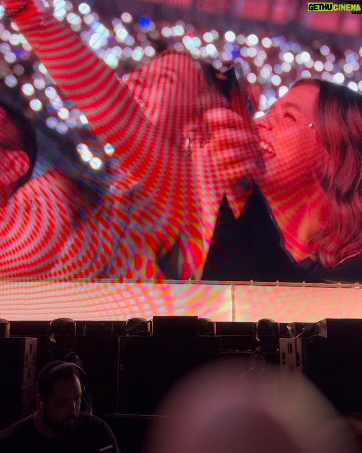 Juanita Arias - 23.4K Likes - ESTE CONCIERTO MERECE UN POST QUE QUEDÉ AQUÍ POR SIEMPRE !
1: @shakira Una DIOSA bailando como NADIE 🇨🇴💃🏼
2: Pies Descalzos ;Me Acuerda mi niñez 🥹
3: Ese Pelo, con esas Caderas son Insuperables.
4: SHAKI - orgullosamente LATINA
5: HIPS DONT LIE - Nos falta pero ahí vamos 🤣💃🏼
6: Cuando salí en la pantalla como su super Fan 😂
7: También se pasa rico soltera 😎
8: Fact: Las Mujeres somos las de la Intuición
9: La Caída no es el final, es el comienzo de un vuelo más alto
10: Fact: La verdad Esq también lloro una vez al mes
11: The GIRLS 👯♀️
12: INEVITABLE no cantar esta canción a todo Pulmón
13: JAMÁS : Renunciar a tu espíritu salvaje 🐅