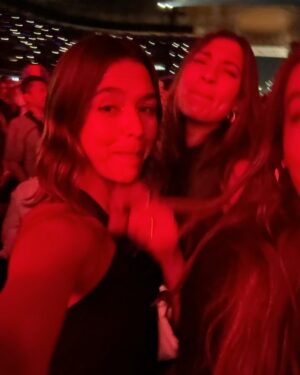 Juanita Arias Instagram - ESTE CONCIERTO MERECE UN POST QUE QUEDÉ AQUÍ POR SIEMPRE ! 
1: @shakira Una DIOSA bailando como NADIE 🇨🇴💃🏼
2: Pies Descalzos ;Me Acuerda mi niñez 🥹
3: Ese Pelo, con esas Caderas son Insuperables.
4: SHAKI - orgullosamente LATINA 
5: HIPS DONT LIE - Nos falta pero ahí vamos 🤣💃🏼
6: Cuando salí en la pantalla como su super Fan 😂
7: También se pasa rico soltera 😎
8: Fact: Las Mujeres somos las de la Intuición 
9: La Caída no es el final, es el comienzo de un vuelo más alto
10: Fact: La verdad Esq también lloro una vez al mes
11: The GIRLS 👯‍♀️
12: INEVITABLE no cantar esta canción a todo Pulmón 
13: JAMÁS : Renunciar a tu espíritu salvaje 🐅
