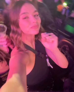Juanita Arias Instagram - ESTE CONCIERTO MERECE UN POST QUE QUEDÉ AQUÍ POR SIEMPRE ! 
1: @shakira Una DIOSA bailando como NADIE 🇨🇴💃🏼
2: Pies Descalzos ;Me Acuerda mi niñez 🥹
3: Ese Pelo, con esas Caderas son Insuperables.
4: SHAKI - orgullosamente LATINA 
5: HIPS DONT LIE - Nos falta pero ahí vamos 🤣💃🏼
6: Cuando salí en la pantalla como su super Fan 😂
7: También se pasa rico soltera 😎
8: Fact: Las Mujeres somos las de la Intuición 
9: La Caída no es el final, es el comienzo de un vuelo más alto
10: Fact: La verdad Esq también lloro una vez al mes
11: The GIRLS 👯‍♀️
12: INEVITABLE no cantar esta canción a todo Pulmón 
13: JAMÁS : Renunciar a tu espíritu salvaje 🐅