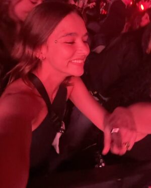 Juanita Arias Instagram - ESTE CONCIERTO MERECE UN POST QUE QUEDÉ AQUÍ POR SIEMPRE ! 
1: @shakira Una DIOSA bailando como NADIE 🇨🇴💃🏼
2: Pies Descalzos ;Me Acuerda mi niñez 🥹
3: Ese Pelo, con esas Caderas son Insuperables.
4: SHAKI - orgullosamente LATINA 
5: HIPS DONT LIE - Nos falta pero ahí vamos 🤣💃🏼
6: Cuando salí en la pantalla como su super Fan 😂
7: También se pasa rico soltera 😎
8: Fact: Las Mujeres somos las de la Intuición 
9: La Caída no es el final, es el comienzo de un vuelo más alto
10: Fact: La verdad Esq también lloro una vez al mes
11: The GIRLS 👯‍♀️
12: INEVITABLE no cantar esta canción a todo Pulmón 
13: JAMÁS : Renunciar a tu espíritu salvaje 🐅