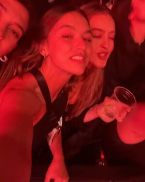 Juanita Arias Instagram - ESTE CONCIERTO MERECE UN POST QUE QUEDÉ AQUÍ POR SIEMPRE ! 
1: @shakira Una DIOSA bailando como NADIE 🇨🇴💃🏼
2: Pies Descalzos ;Me Acuerda mi niñez 🥹
3: Ese Pelo, con esas Caderas son Insuperables.
4: SHAKI - orgullosamente LATINA 
5: HIPS DONT LIE - Nos falta pero ahí vamos 🤣💃🏼
6: Cuando salí en la pantalla como su super Fan 😂
7: También se pasa rico soltera 😎
8: Fact: Las Mujeres somos las de la Intuición 
9: La Caída no es el final, es el comienzo de un vuelo más alto
10: Fact: La verdad Esq también lloro una vez al mes
11: The GIRLS 👯‍♀️
12: INEVITABLE no cantar esta canción a todo Pulmón 
13: JAMÁS : Renunciar a tu espíritu salvaje 🐅