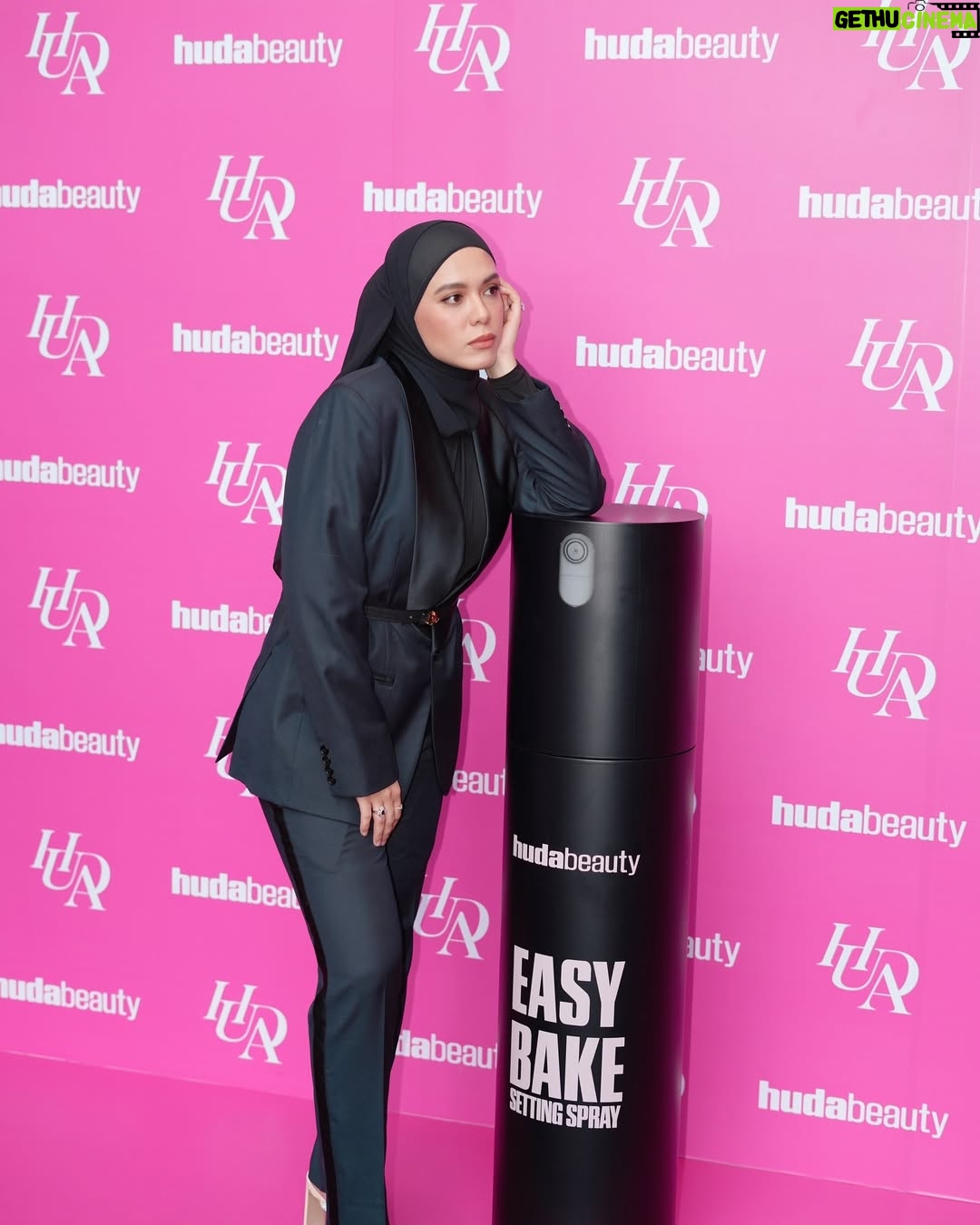 Julia Farhana Marin - 160 Likes - .
Me trying to multitask, trying to strike a pose and listen to someone at the same time.
Oofff the latest bake setting spray by @hudabeauty is everything you need for a great make up from morning to night! Love exploring new products with my favorite people.
Please get your hands on the latest bake setting spray! Ur welcome.
@hudabeauty
@theprpeopleasia
#HudaBeautyMY
#EasyBakeSettingSpray