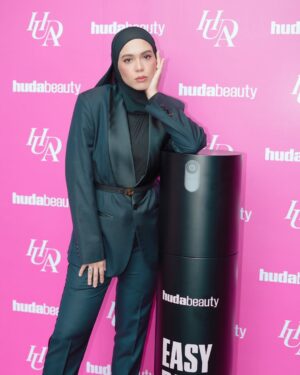 Julia Farhana Marin Instagram - .
Me trying to multitask, trying to strike a pose and listen to someone at the same time.

Oofff the latest bake setting spray by @hudabeauty is everything you need for a great make up from morning to night! Love exploring new products with my favorite people. 

Please get your hands on the latest bake setting spray! Ur welcome. 

@hudabeauty 
@theprpeopleasia 
#HudaBeautyMY
#EasyBakeSettingSpray