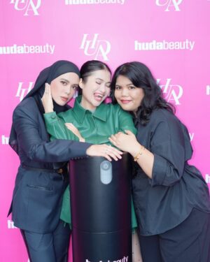 Julia Farhana Marin Instagram - .
Me trying to multitask, trying to strike a pose and listen to someone at the same time.

Oofff the latest bake setting spray by @hudabeauty is everything you need for a great make up from morning to night! Love exploring new products with my favorite people. 

Please get your hands on the latest bake setting spray! Ur welcome. 

@hudabeauty 
@theprpeopleasia 
#HudaBeautyMY
#EasyBakeSettingSpray