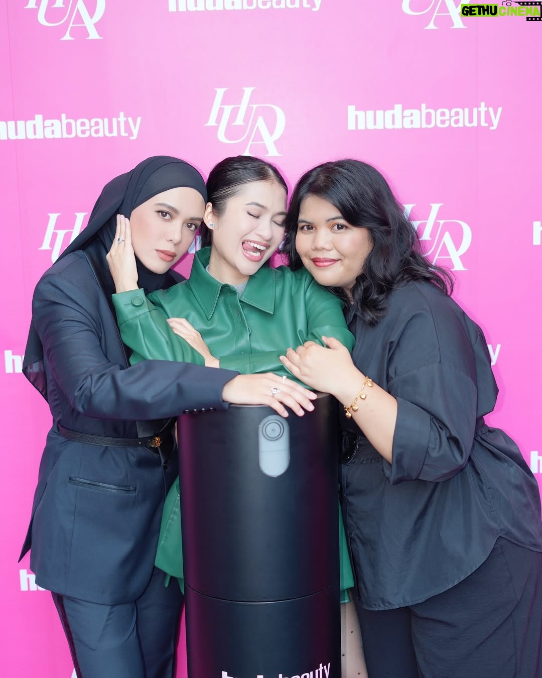 Julia Farhana Marin - 160 Likes - .
Me trying to multitask, trying to strike a pose and listen to someone at the same time.
Oofff the latest bake setting spray by @hudabeauty is everything you need for a great make up from morning to night! Love exploring new products with my favorite people.
Please get your hands on the latest bake setting spray! Ur welcome.
@hudabeauty
@theprpeopleasia
#HudaBeautyMY
#EasyBakeSettingSpray