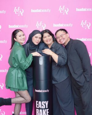 Julia Farhana Marin Instagram - .
Me trying to multitask, trying to strike a pose and listen to someone at the same time.

Oofff the latest bake setting spray by @hudabeauty is everything you need for a great make up from morning to night! Love exploring new products with my favorite people. 

Please get your hands on the latest bake setting spray! Ur welcome. 

@hudabeauty 
@theprpeopleasia 
#HudaBeautyMY
#EasyBakeSettingSpray