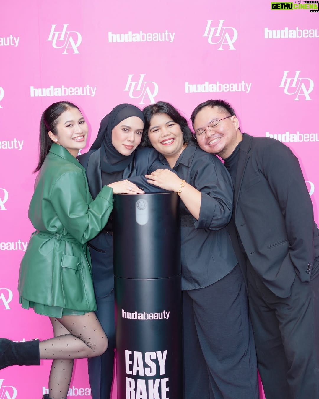 Julia Farhana Marin - 160 Likes - .
Me trying to multitask, trying to strike a pose and listen to someone at the same time.
Oofff the latest bake setting spray by @hudabeauty is everything you need for a great make up from morning to night! Love exploring new products with my favorite people.
Please get your hands on the latest bake setting spray! Ur welcome.
@hudabeauty
@theprpeopleasia
#HudaBeautyMY
#EasyBakeSettingSpray