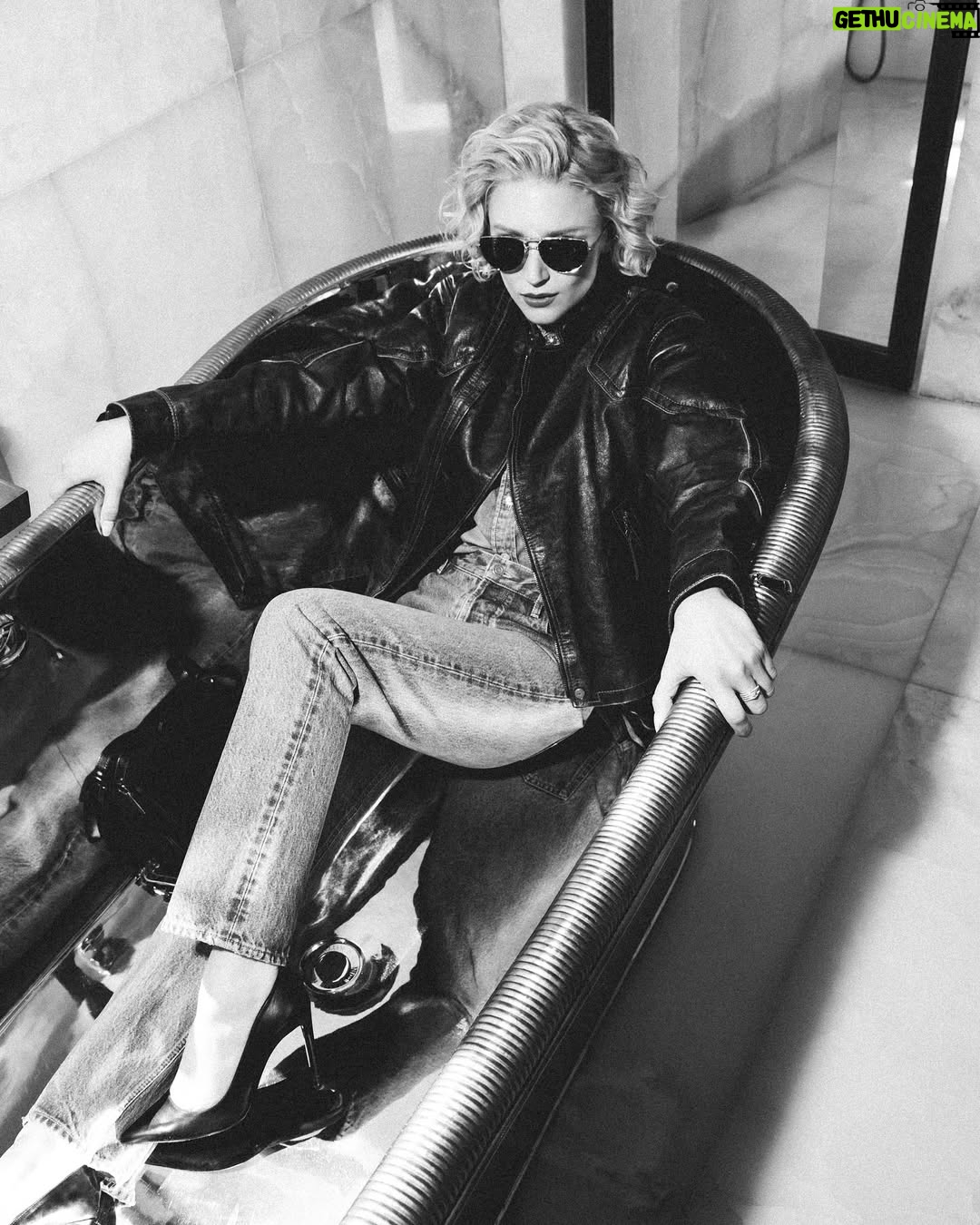 Julia Schlaepfer - 16K Likes - It was a dream getting ready with @instylemagazine for most beautiful Ralph Lauren Fall 2025 show! Thank you for having me @ralphlauren 🤍
Photography: @thealexandraarnold
Hair: @timmnolan
Makeup: @lindahaymakeup
Styling: @sarahslutsky
Styling assistants: @carlee___ @miacstella