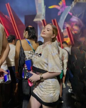 Julia Simoura Instagram - **** Atriz e ex Fazenda 16 “ Júlia Simoura “ participou pela primeira vez do carnaval no Rio de Janeiro

Júlia Simoura esteve pela primeira vez no carnaval do Rio de Janeiro, convidada vip do Nosso Camarote e Camarote Rio, ela ficou apaixonada com os desfiles da Marques da Sapucaí e revela: 
“Viver o Carnaval no Rio de Janeiro pela primeira vez, na Sapucaí, foi incrível! 
Estar no Nosso Camarote e no Camarote Rio me proporcionou uma vista privilegiada dos desfiles, e eu fiquei encantada com a energia das escolas de samba. Além disso, reencontrar amigos ali, compartilhando aquele momento único, fez a festa ainda mais especial. Foi, sem dúvida, uma experiência mágica.” Encerra a linda fazendeira que está de malas prontas para se mudar para o Rio de Janeiro. 

Fotos: divulgação / CM Assessoria