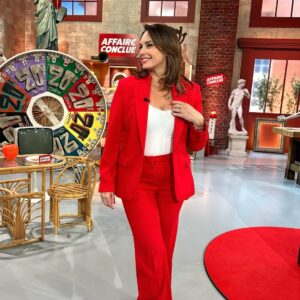 Julia Vignali Instagram - Aux couleurs d'Affaire Conclue 🍒✨ @affaireconclue 

Stylist : @auroredonguy @hazalmlssa 
Make up artist : @fannymart3010 
Hairdresser : @jlhovens
