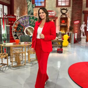 Julia Vignali Instagram - Aux couleurs d'Affaire Conclue 🍒✨ @affaireconclue 

Stylist : @auroredonguy @hazalmlssa 
Make up artist : @fannymart3010 
Hairdresser : @jlhovens