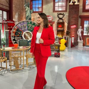 Julia Vignali Instagram - Aux couleurs d'Affaire Conclue 🍒✨ @affaireconclue 

Stylist : @auroredonguy @hazalmlssa 
Make up artist : @fannymart3010 
Hairdresser : @jlhovens