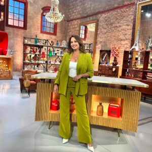 Julia Vignali Instagram - Une souris verte 🐢🐝🦜🍀💐🍏@affaireconclue 

Stylist : @auroredonguy @hazalmlssa 
Make up artist : @fannymart3010 
Hairdresser : @katia_matisse_giorgi