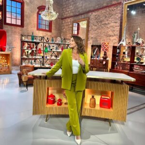 Julia Vignali Instagram - Une souris verte 🐢🐝🦜🍀💐🍏@affaireconclue 

Stylist : @auroredonguy @hazalmlssa 
Make up artist : @fannymart3010 
Hairdresser : @katia_matisse_giorgi