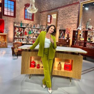 Julia Vignali Instagram - Une souris verte 🐢🐝🦜🍀💐🍏@affaireconclue 

Stylist : @auroredonguy @hazalmlssa 
Make up artist : @fannymart3010 
Hairdresser : @katia_matisse_giorgi