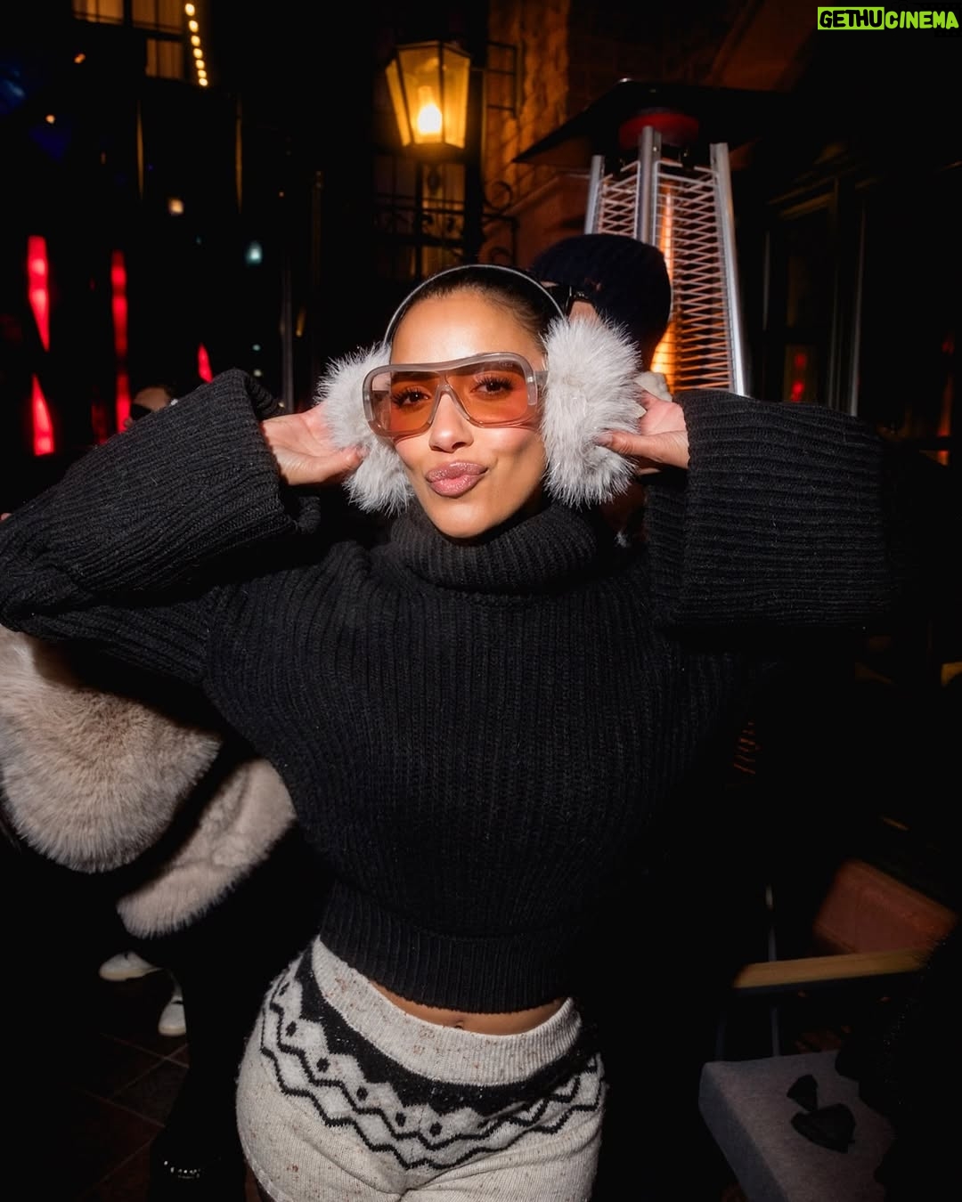 Julissa Bermudez - 4.6K Likes - Went to Aspen and threw a bunch of fits 🤪 

Which season do you prefer to get dressed up for?