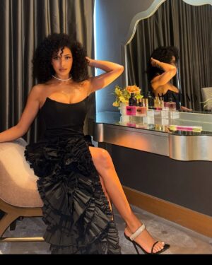 Julissa Bermudez Instagram - @valentino.beauty took me and my curls to the Grammys 💃🏽