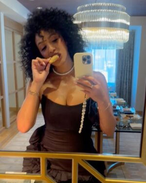 Julissa Bermudez Instagram - @valentino.beauty took me and my curls to the Grammys 💃🏽