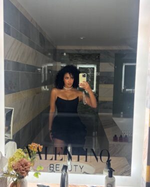 Julissa Bermudez Instagram - @valentino.beauty took me and my curls to the Grammys 💃🏽