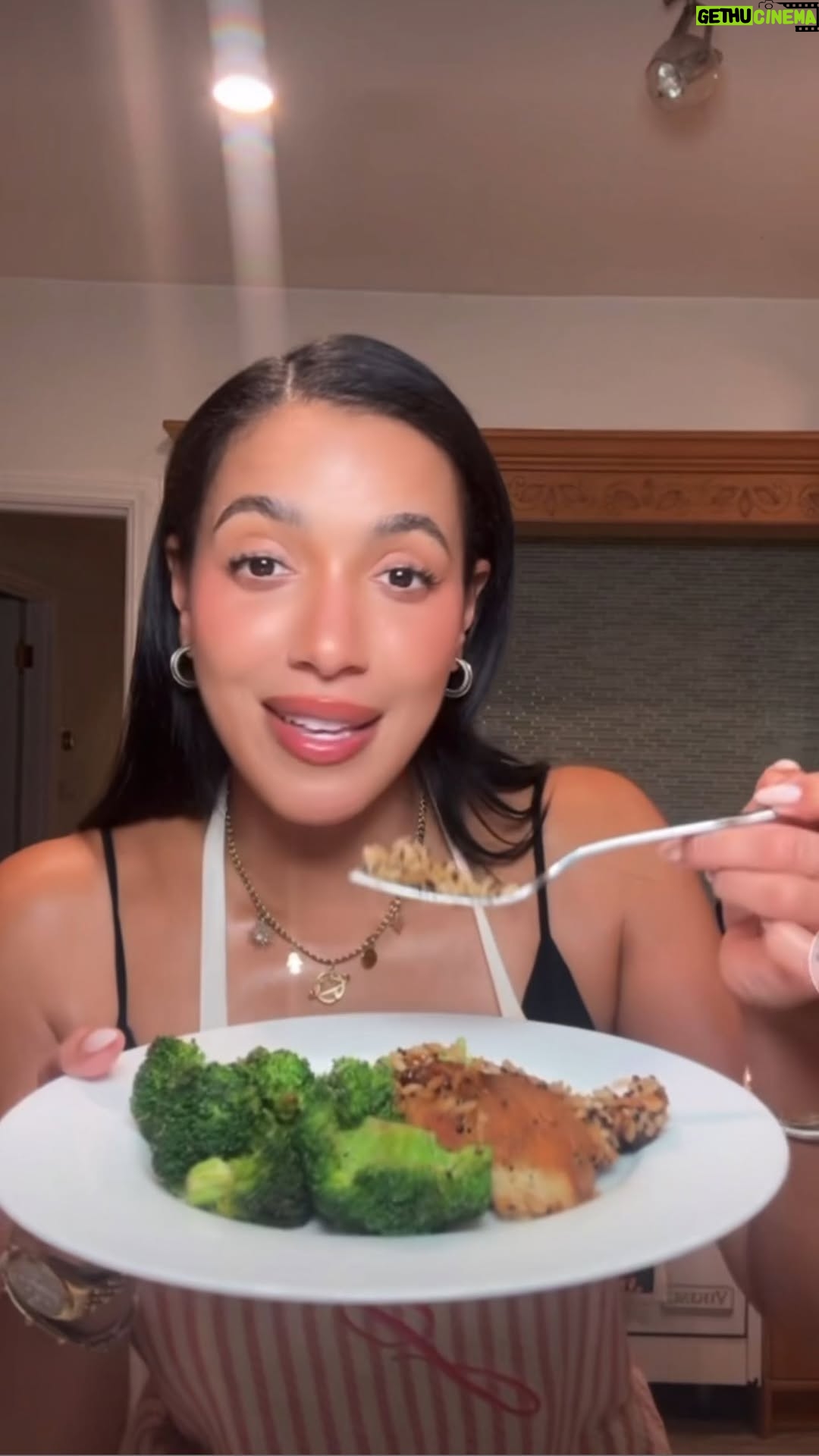 Julissa Bermudez - 5.4K Likes - I can’t be the only one surviving off of #girldinner 😂

I was so impressed with how @hungryroot has options for all diet types! The service is very accommodating and user-friendly, and the food is organic and delicious. 😋

The first 100 people to use my code ‘JULISSA40’ will get 40% off their first grocery order with Hungryroot! #hungryrootpartner