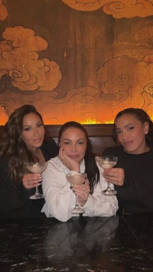 Julissa Bermudez Instagram - Alexa, play NUEVAYoL by @badbunnypr 💃🏽

 @angiemartinez @adriennebailon 👯‍♀️

Name this clique!