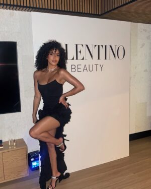 Julissa Bermudez Instagram - @valentino.beauty took me and my curls to the Grammys 💃🏽