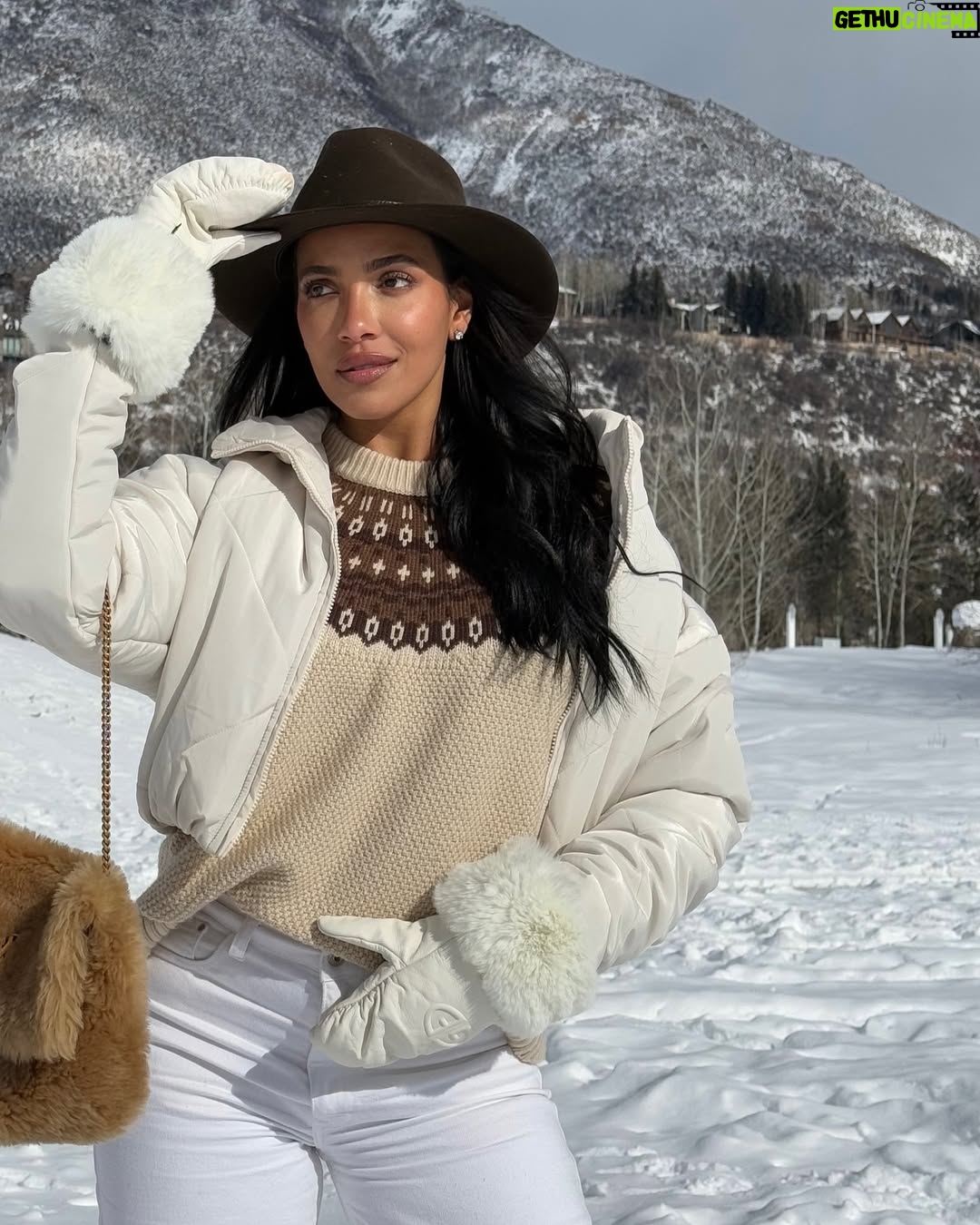 Julissa Bermudez - 4.6K Likes - Went to Aspen and threw a bunch of fits 🤪 

Which season do you prefer to get dressed up for?