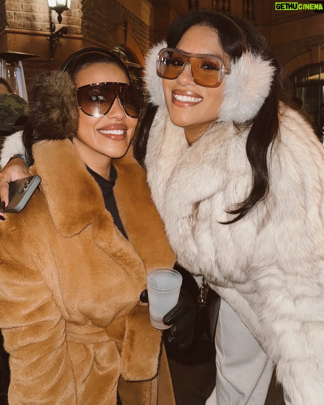 Julissa Bermudez - 4.6K Likes - Went to Aspen and threw a bunch of fits 🤪 

Which season do you prefer to get dressed up for?
