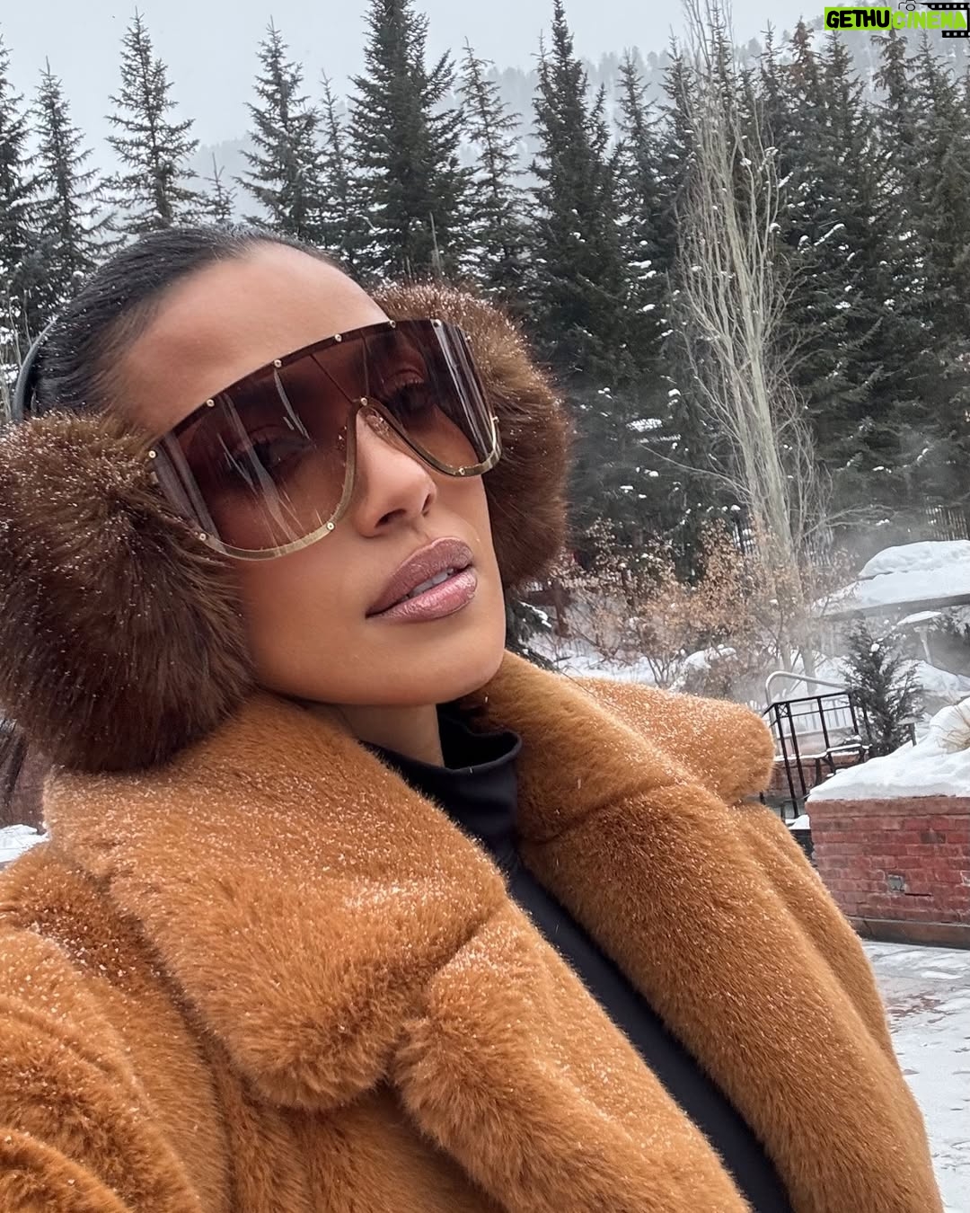 Julissa Bermudez - 4.6K Likes - Went to Aspen and threw a bunch of fits 🤪 

Which season do you prefer to get dressed up for?
