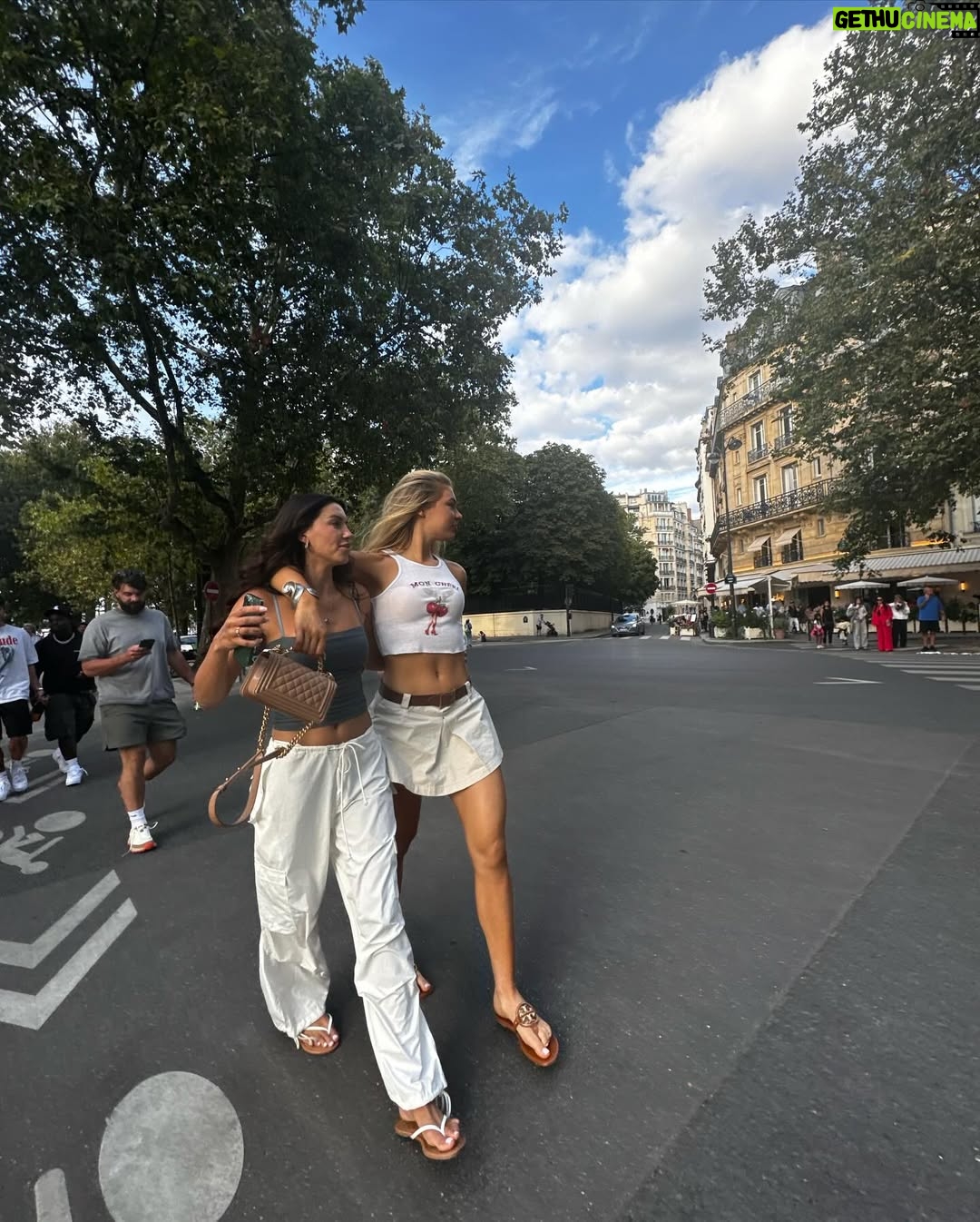 Jutta Leerdam - 192.4K Likes - Some Paris moments 💘