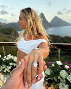 Jutta Leerdam Instagram - We’re engaged💍🕊️🤍we can’t wait to spend forever together🥹