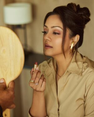 Jyothika Instagram - 💛💛

Styling @radhikamehra 
Make up @devika.kharwa
Hair @prachina_hair
Photographer @nupuragarwal__
Styling assistant @keyurisangoi
Outfit @in.urbansuburban
Earrings @nihiraa_india @frowpublicrelations
Rings @studioviange @ayanasilverjewellery @ascend.rohank
Footwear @dipyourtoes @dewandbloom