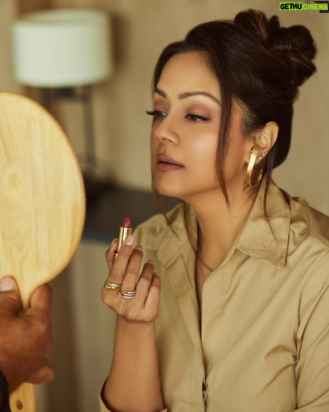 Jyothika - 594.8K Likes - 💛💛
Styling @radhikamehra
Make up @devika.kharwa
Hair @prachina_hair
Photographer @nupuragarwal__
Styling assistant @keyurisangoi
Outfit @in.urbansuburban
Earrings @nihiraa_india @frowpublicrelations
Rings @studioviange @ayanasilverjewellery @ascend.rohank
Footwear @dipyourtoes @dewandbloom