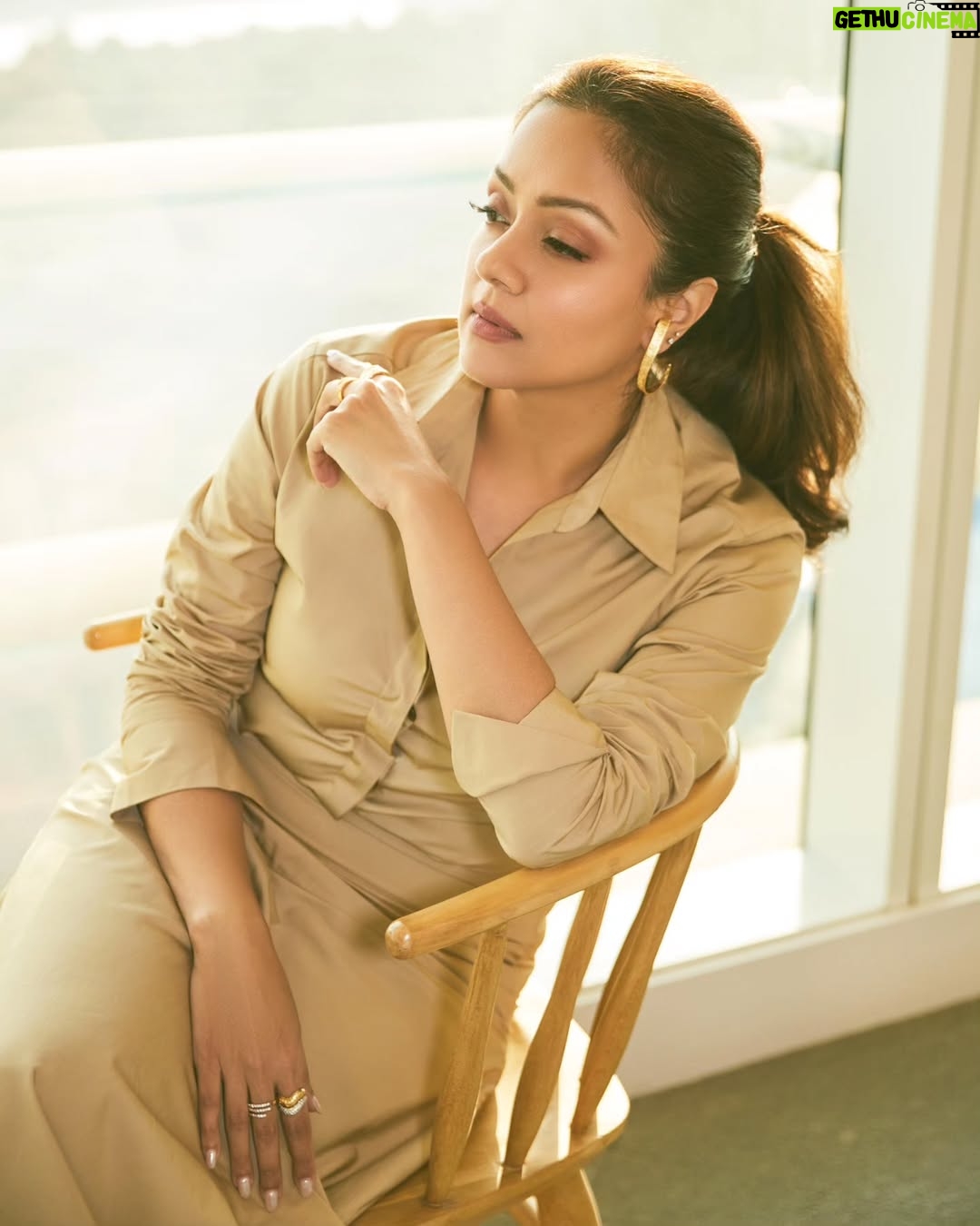 Jyothika - 594.8K Likes - 💛💛
Styling @radhikamehra
Make up @devika.kharwa
Hair @prachina_hair
Photographer @nupuragarwal__
Styling assistant @keyurisangoi
Outfit @in.urbansuburban
Earrings @nihiraa_india @frowpublicrelations
Rings @studioviange @ayanasilverjewellery @ascend.rohank
Footwear @dipyourtoes @dewandbloom