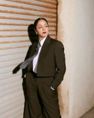 Jyothika Instagram - Be the CEO of your own life 🤎

Styling @radhikamehra
Make up @devika.kharwa
Hair @prachina_hair
Photographer @nupuragarwal__
Styling assistant @keyurisangoi

@iblamebeads @ayanasilverjewellery @ascend.rohank @thetiehub