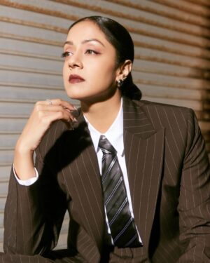 Jyothika Instagram - Be the CEO of your own life 🤎

Styling @radhikamehra
Make up @devika.kharwa
Hair @prachina_hair
Photographer @nupuragarwal__
Styling assistant @keyurisangoi

@iblamebeads @ayanasilverjewellery @ascend.rohank @thetiehub
