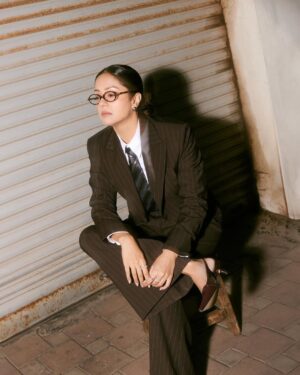 Jyothika Instagram - Be the CEO of your own life 🤎

Styling @radhikamehra
Make up @devika.kharwa
Hair @prachina_hair
Photographer @nupuragarwal__
Styling assistant @keyurisangoi

@iblamebeads @ayanasilverjewellery @ascend.rohank @thetiehub