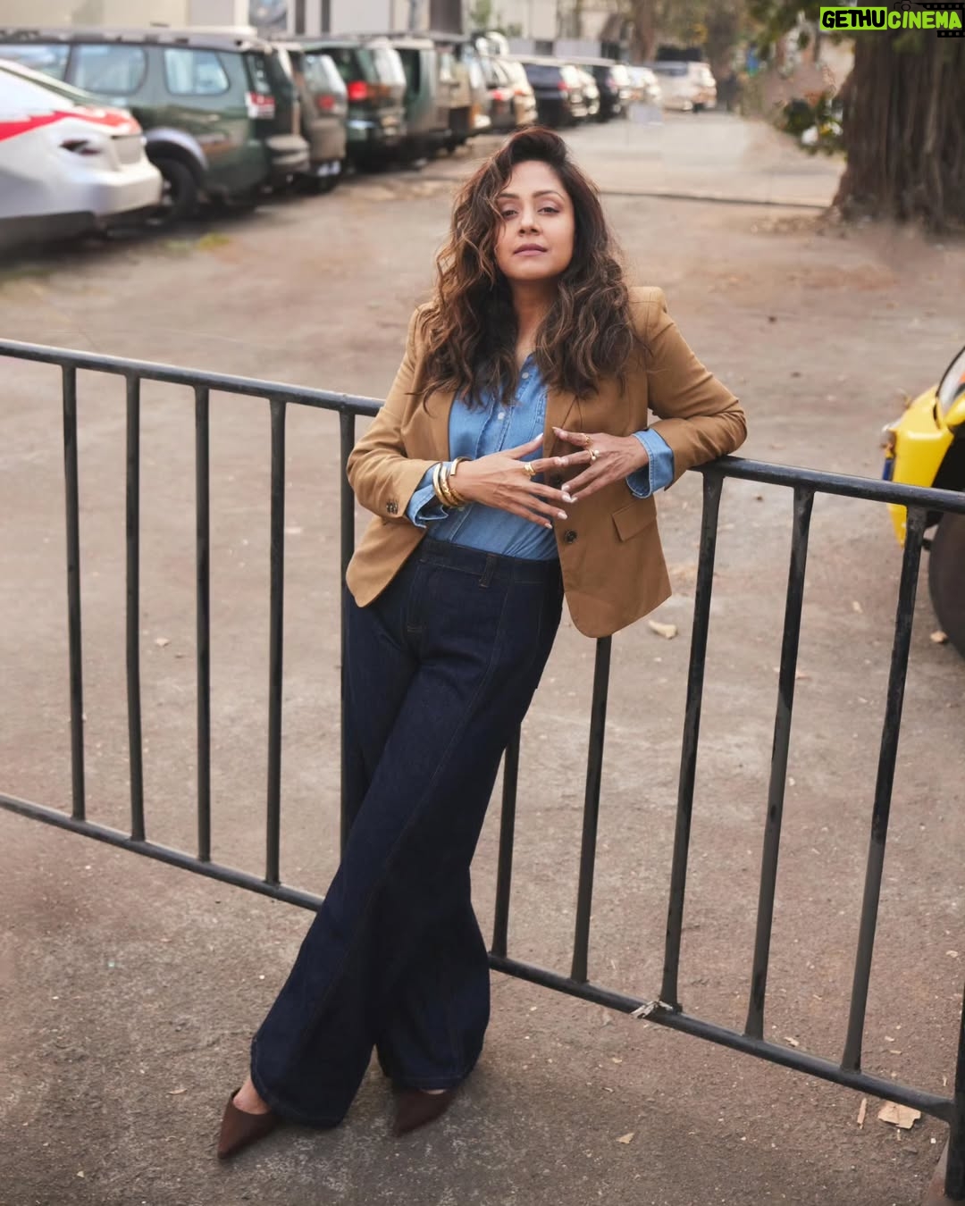 Jyothika - 715.9K Likes - 🤎💙🖤
Styling @radhikamehra
Make up @devika.kharwa
Hair @prachina_hair
Photographer @nupuragarwal__
Styling assistant @keyurisangoi
Earrings @studioviange
Rings @studioviange @blissbyhnk @bblingg_meghana
@ascend.rohank
Bracelets @simranchhabrajewels @ascend.rohank