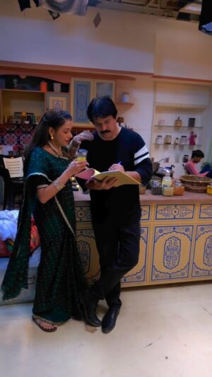 Jyoti Gauba Instagram - Apkey ghar key Awley ki kahani comments main batayein 

#ReelKiRani #SwagWaliReel #HasiMazak #DesiComedyVibes #FullOnDrama #FunnyVibes #TrendingNow #HinglishHumor #AttitudeAlert#kamlaraghavreels