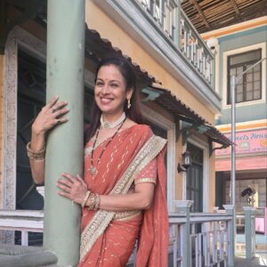 Jyoti Gauba Instagram - Sun, saree, and a smile full of stories.
Can you guess what scene we’re shooting today?

#OnSetVibes #SareeNotSari #TraditionalTales #BehindTheScenes #IndianBeauty #dangaltvchannel
#dangaltv
#